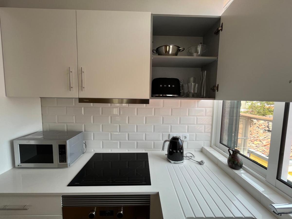 Lovely 2-bedroom Unit In Historic Apartment *